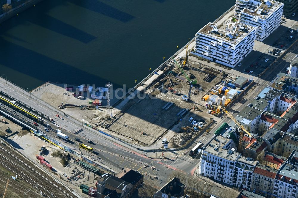 Berlin von oben - Baustelle zum Neubau eines Wohnhauses an der Stralauer Allee im Ortsteil Friedrichshain in Berlin, Deutschland