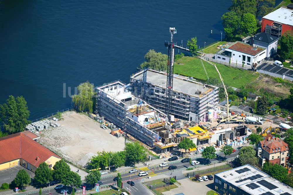 Berlin von oben - Baustelle zum Neubau eines Wohnhauses am Ufer des Flußverlaufes der Spree in Berlin, Deutschland