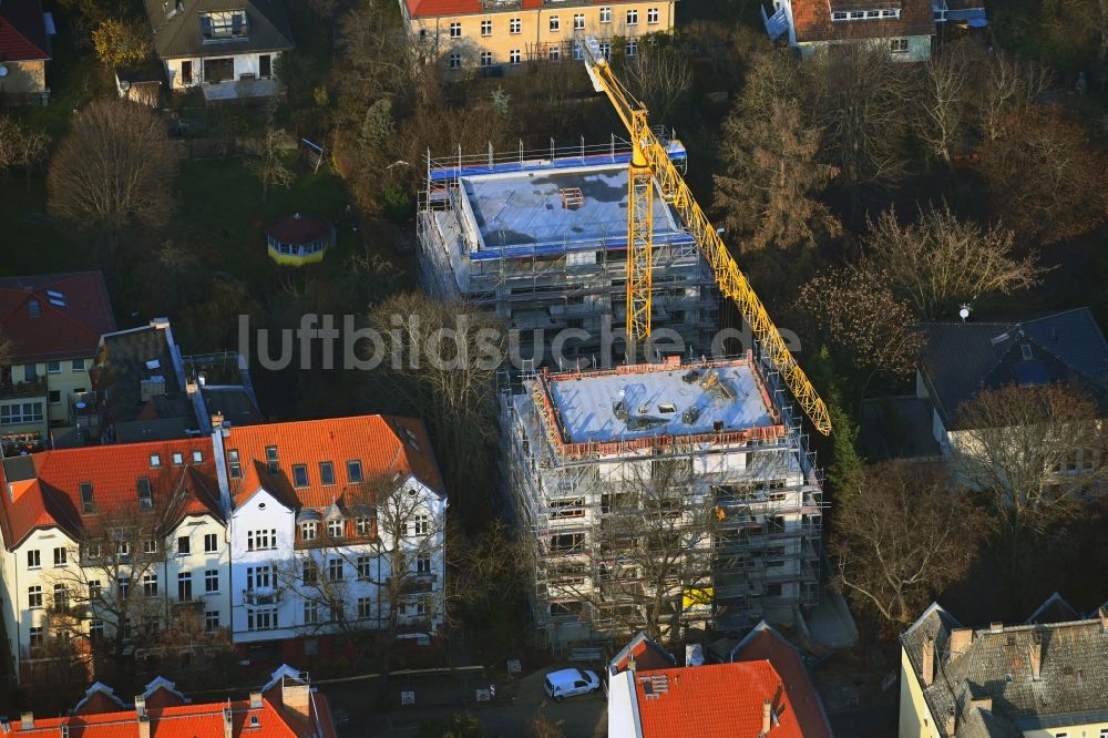 Berlin von oben - Baustelle zum Neubau eines Wohnhauses an der Uhlandstraße im Ortsteil Niederschönhausen in Berlin, Deutschland