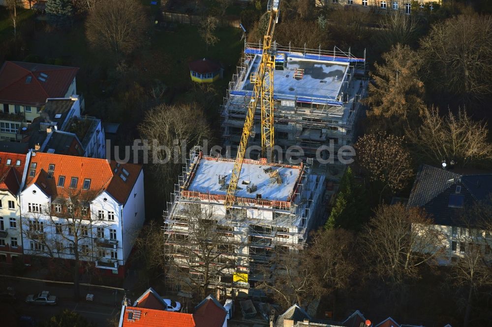 Berlin aus der Vogelperspektive: Baustelle zum Neubau eines Wohnhauses an der Uhlandstraße im Ortsteil Niederschönhausen in Berlin, Deutschland