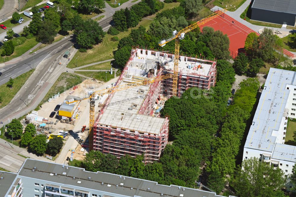 Berlin von oben - Baustelle zum Neubau eines Wohnhauses an der Welsestraße - Biesenbrower Straße in Berlin, Deutschland