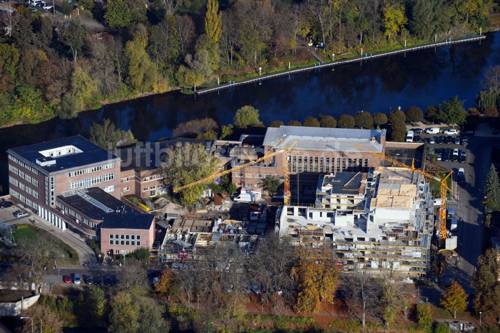 Brandenburg an der Havel aus der Vogelperspektive: Baustelle zum Neubau eines Wohnhauses der Wohnen am Stadtbad Brandenburg an der Havel GmbH an der Kanalstraße in Brandenburg an der Havel im Bundesland Brandenburg, Deutschland