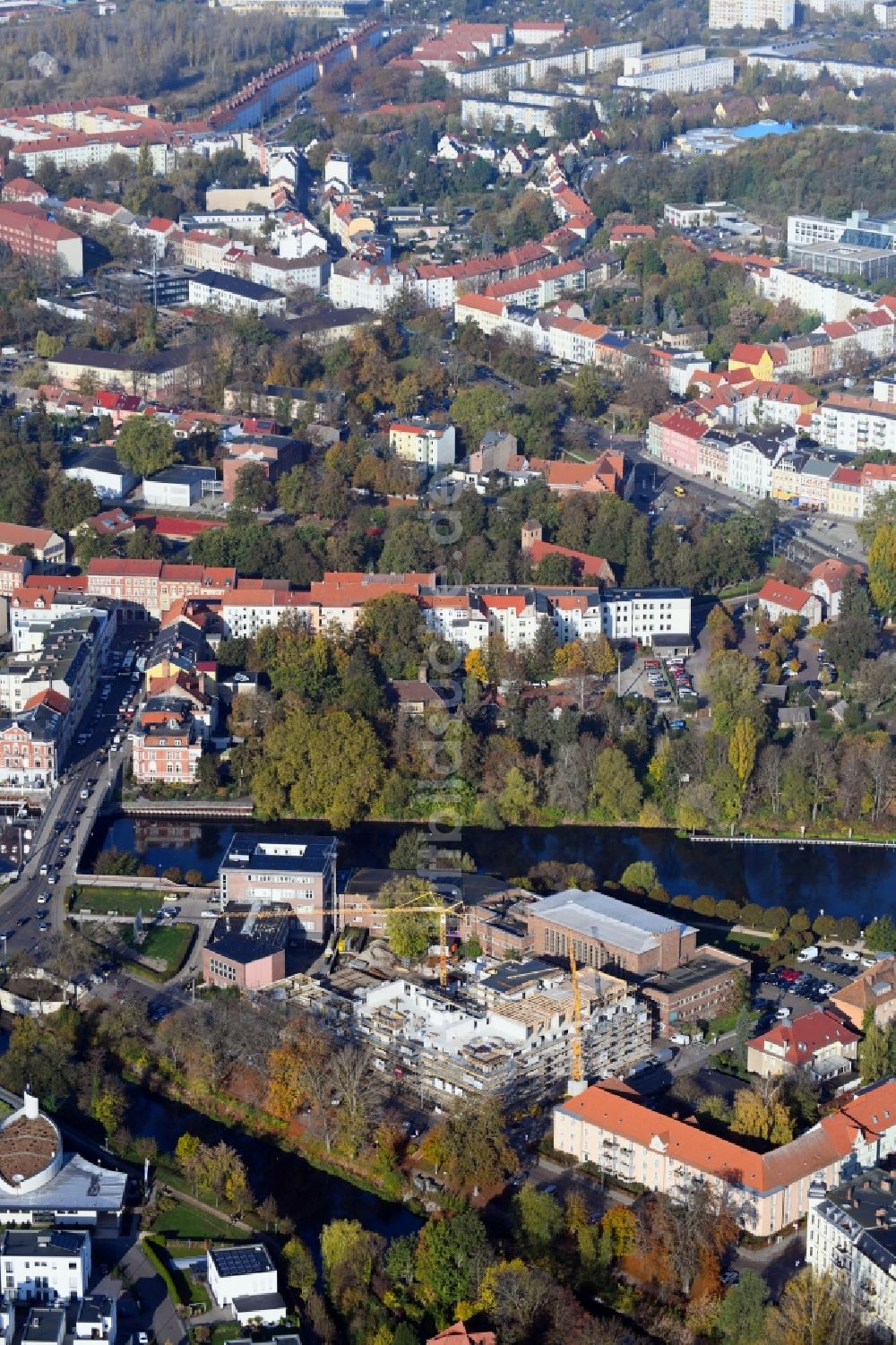 Brandenburg an der Havel aus der Vogelperspektive: Baustelle zum Neubau eines Wohnhauses der Wohnen am Stadtbad Brandenburg an der Havel GmbH an der Kanalstraße in Brandenburg an der Havel im Bundesland Brandenburg, Deutschland