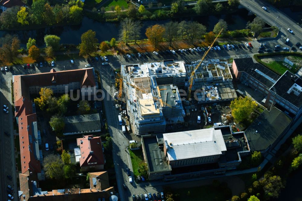 Brandenburg an der Havel von oben - Baustelle zum Neubau eines Wohnhauses der Wohnen am Stadtbad Brandenburg an der Havel GmbH an der Kanalstraße in Brandenburg an der Havel im Bundesland Brandenburg, Deutschland