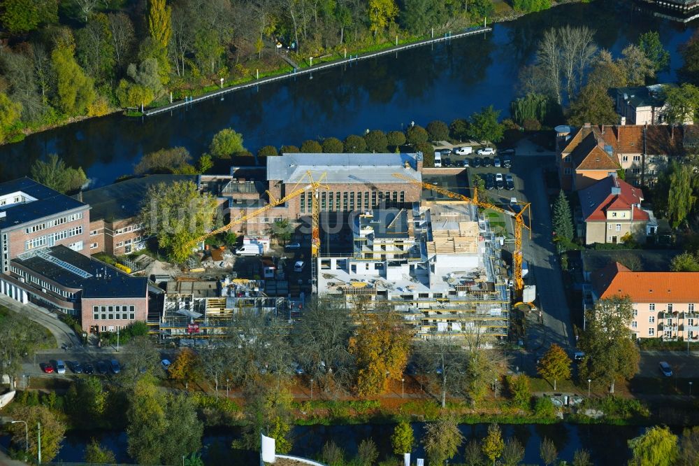 Brandenburg an der Havel aus der Vogelperspektive: Baustelle zum Neubau eines Wohnhauses der Wohnen am Stadtbad Brandenburg an der Havel GmbH an der Kanalstraße in Brandenburg an der Havel im Bundesland Brandenburg, Deutschland