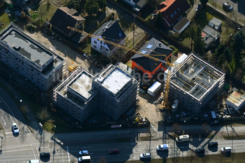 Luftbild Berlin - Baustelle zum Neubau eines Wohnhauses am Wuhletal im Ortsteil Biesdorf in Berlin, Deutschland