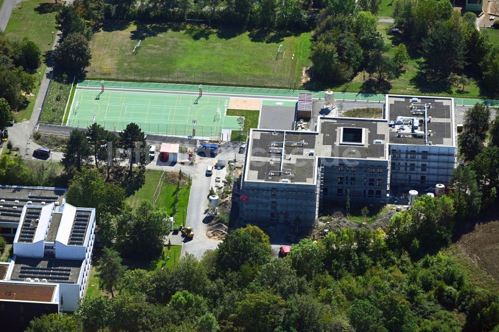 Würzburg von oben - Baustelle zum Neubau eines Wohnheim Wohnpflegeheim - Gebäude Jakob Riedinger Haus im Ortsteil Heuchelhof in Würzburg im Bundesland Bayern, Deutschland