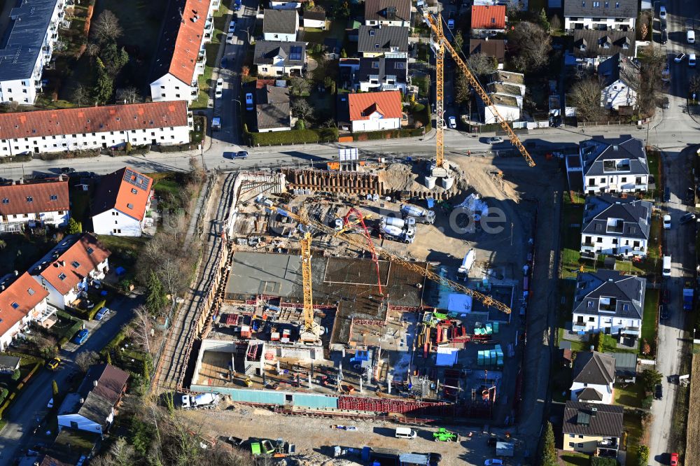 München aus der Vogelperspektive: Baustelle zum Neubau eines Wohnheim Wohnpflegeheim - Gebäude in München im Bundesland Bayern, Deutschland