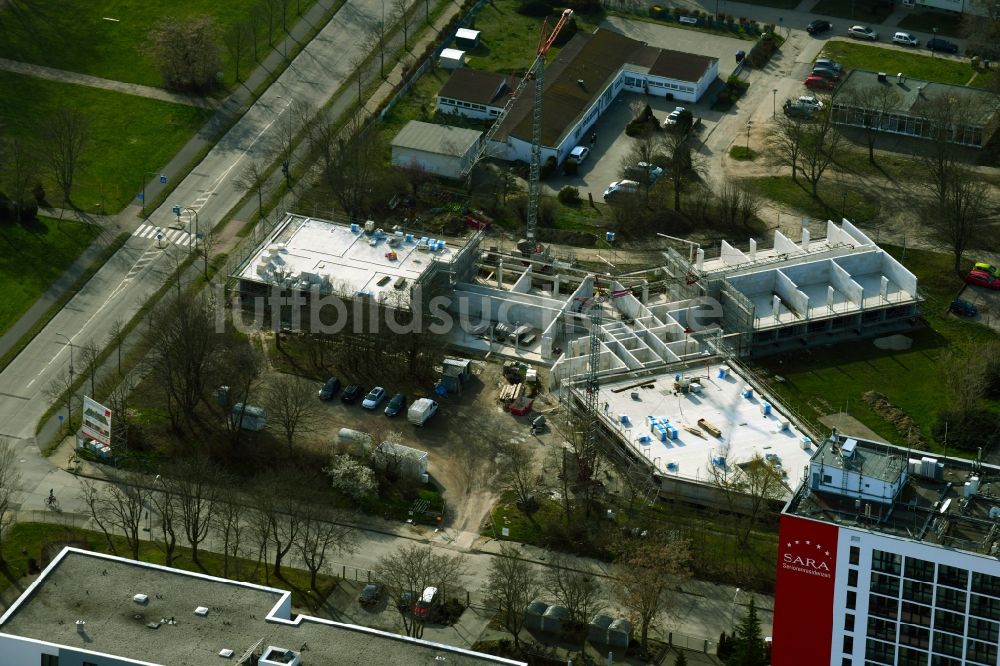 Bitterfeld-Wolfen aus der Vogelperspektive: Baustelle zum Neubau eines Wohnheim Wohnpflegeheim - Gebäude der SARA Betreuungsgesellschaft mbH an der Straße der Republik im Ortsteil Wolfen in Bitterfeld-Wolfen im Bundesland Sachsen-Anhalt, Deutschland