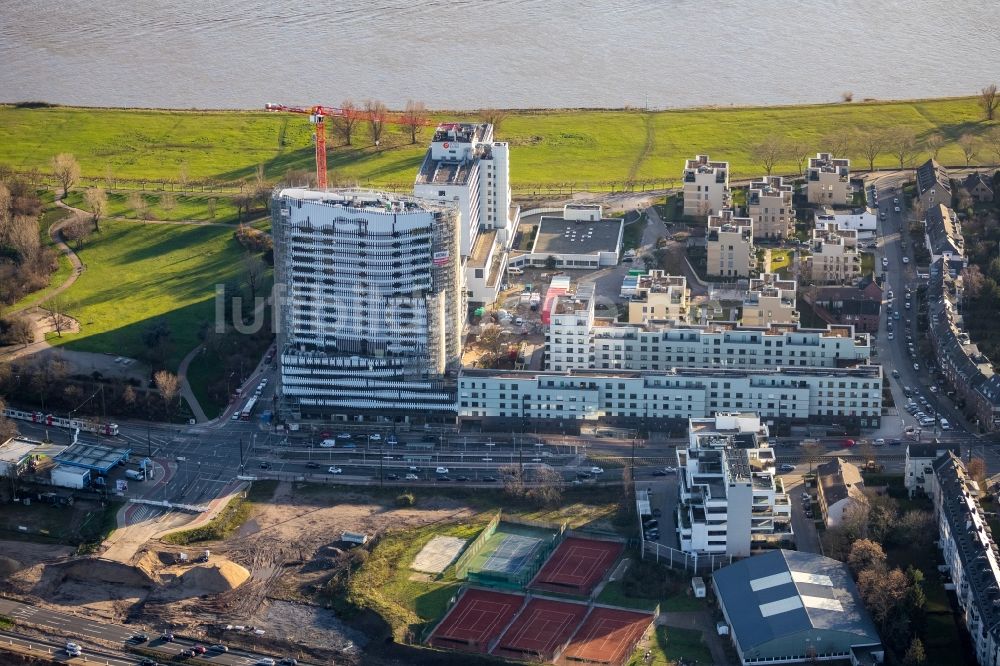 Luftaufnahme Düsseldorf - Baustelle zum Neubau des Wohnhochhauses Rheinkilometer 740 (RKM 740) in Düsseldorf im Bundesland Nordrhein-Westfalen, Deutschland