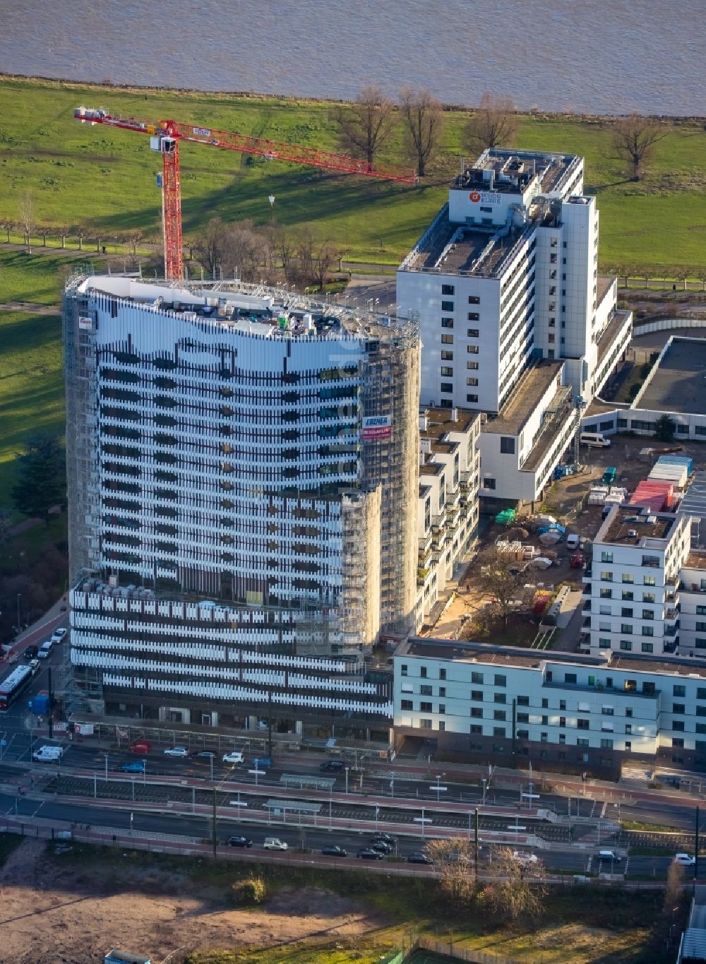 Düsseldorf von oben - Baustelle zum Neubau des Wohnhochhauses Rheinkilometer 740 (RKM 740) in Düsseldorf im Bundesland Nordrhein-Westfalen, Deutschland