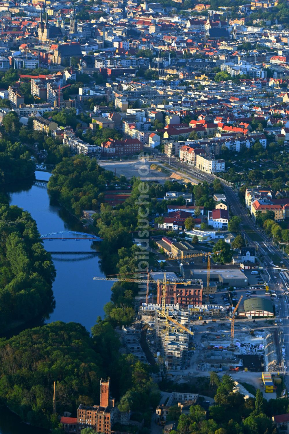 Luftaufnahme Halle (Saale) - Baustelle zum Neubau von Wohnhäusern des Projektes Familienhäuser am Böllberger Weg in Halle (Saale) im Bundesland Sachsen-Anhalt, Deutschland