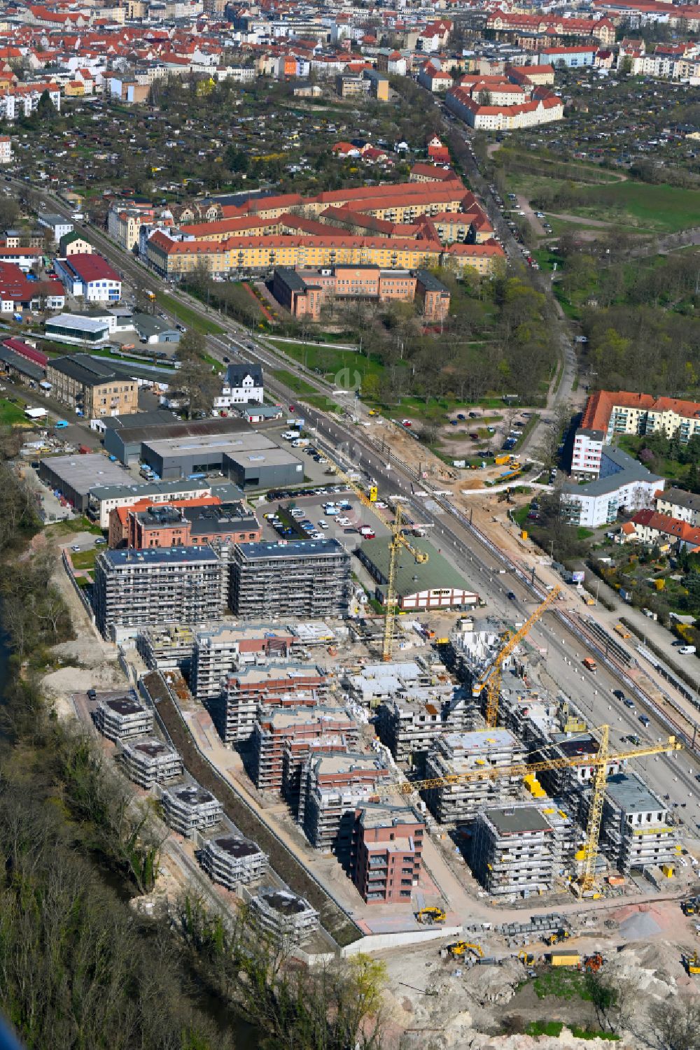 Halle (Saale) aus der Vogelperspektive: Baustelle zum Neubau von Wohnhäusern des Projektes Familienhäuser am Böllberger Weg in Halle (Saale) im Bundesland Sachsen-Anhalt, Deutschland