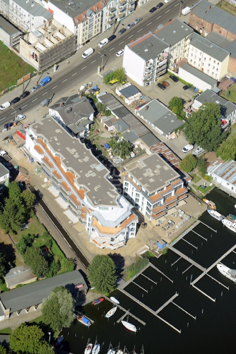 Luftbild Berlin - Baustelle zum Neubau eines Wohnkomplexes am Ufer der Dahme im Stadtteil Köpenick in Berlin