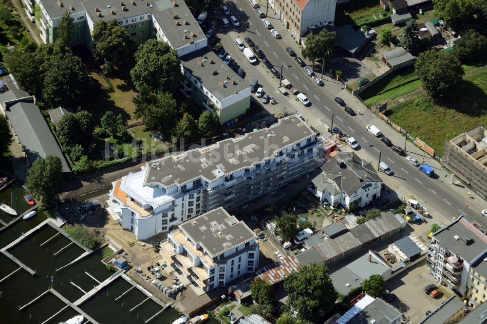 Berlin aus der Vogelperspektive: Baustelle zum Neubau eines Wohnkomplexes am Ufer der Dahme im Stadtteil Köpenick in Berlin