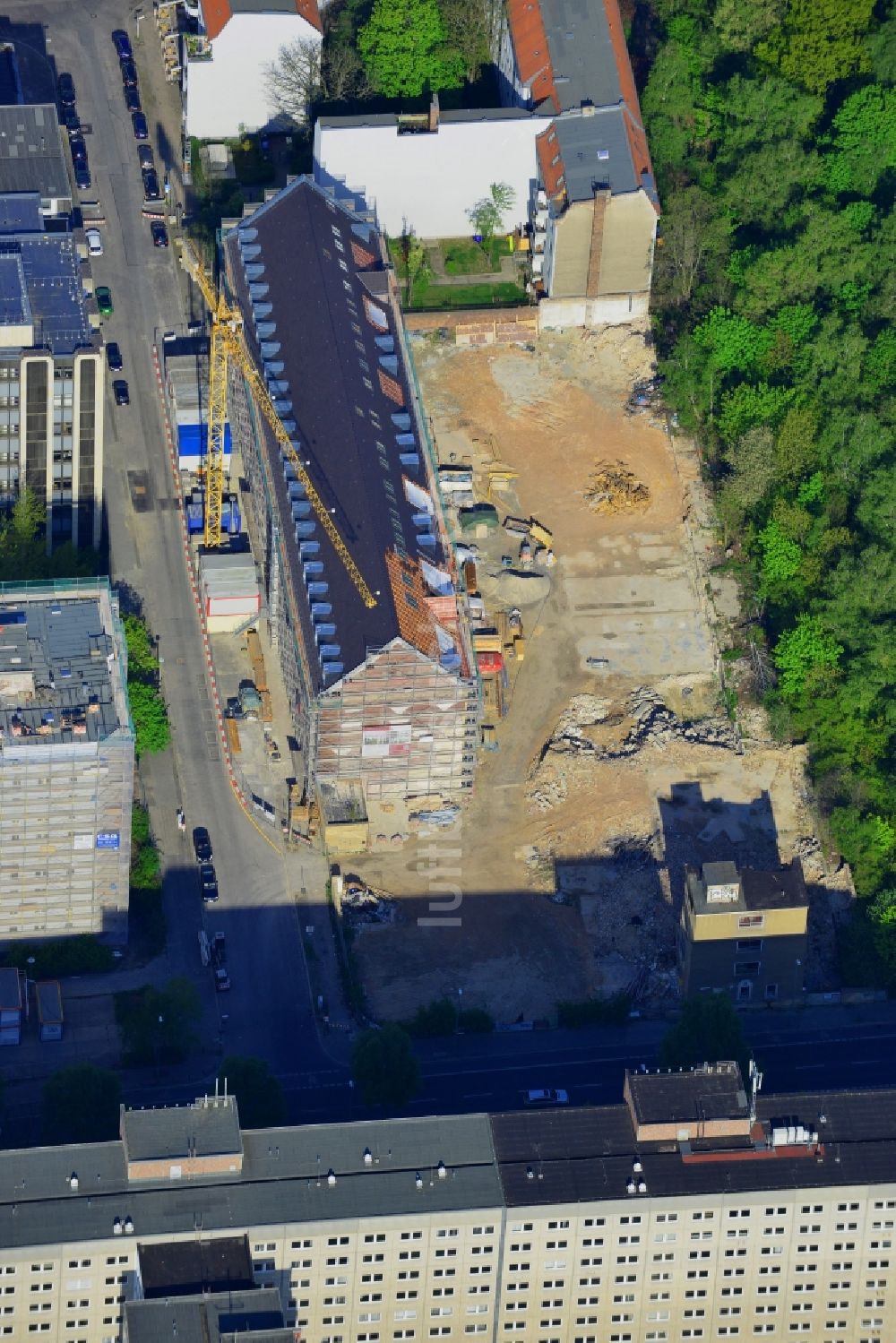 Luftaufnahme Berlin - Baustelle zum Neubau des Wohnneubau- Bauvorhaben Carrée Alte Post in der Dottistraße in Berlin Lichtenberg