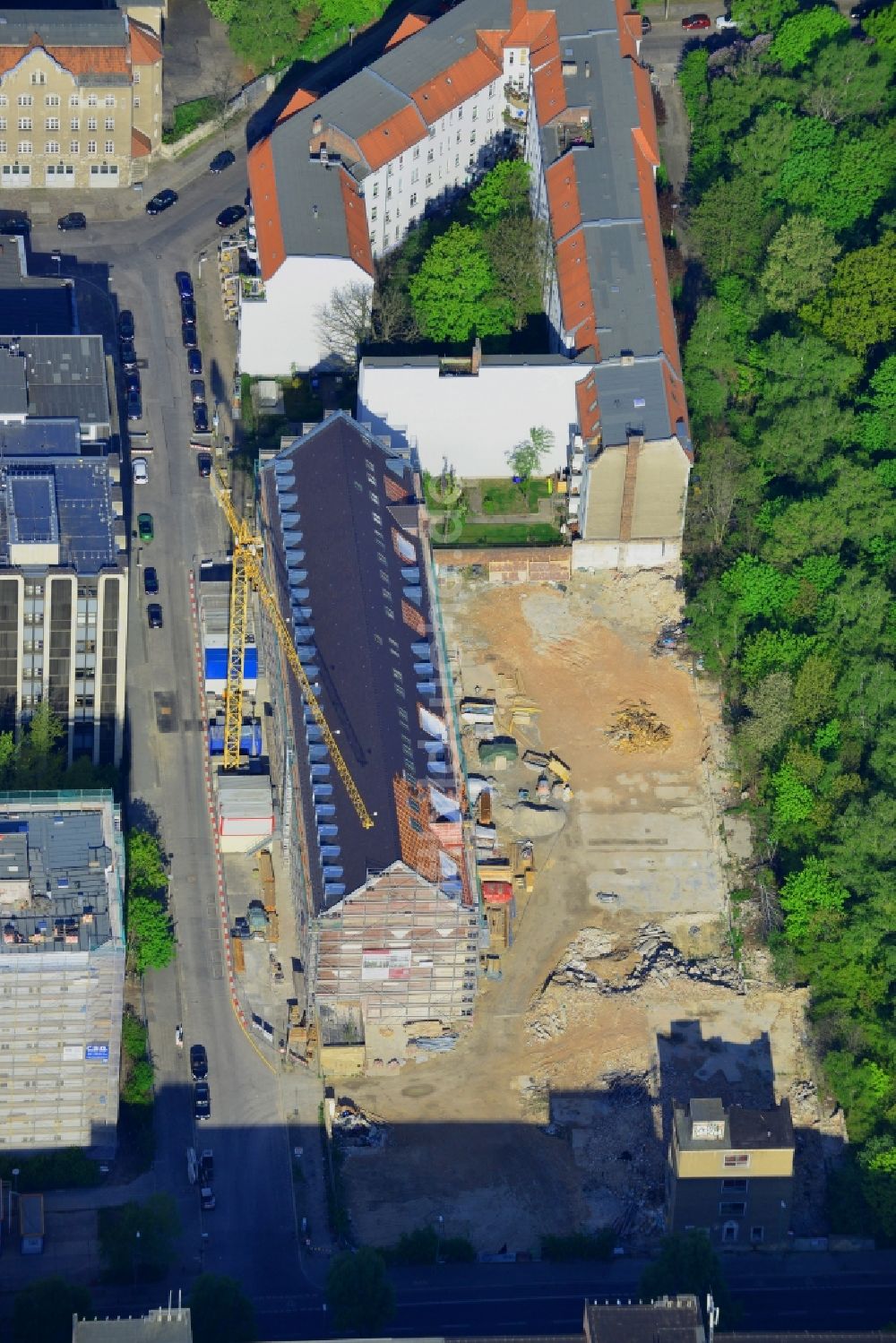 Berlin aus der Vogelperspektive: Baustelle zum Neubau des Wohnneubau- Bauvorhaben Carrée Alte Post in der Dottistraße in Berlin Lichtenberg