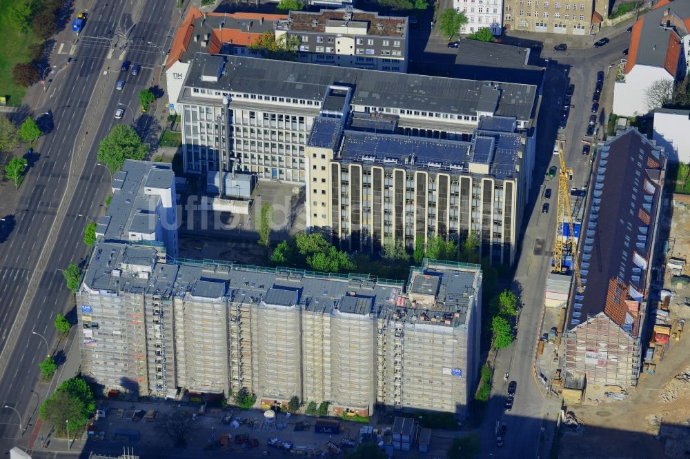 Luftaufnahme Berlin - Baustelle zum Neubau des Wohnneubau- Bauvorhaben Carrée Alte Post in der Dottistraße in Berlin Lichtenberg