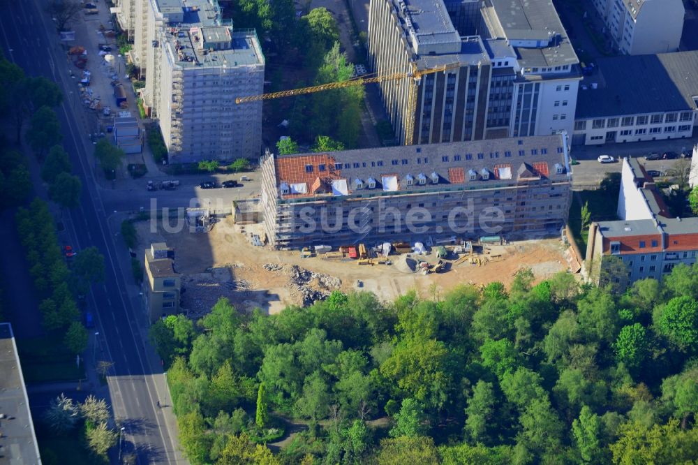 Berlin aus der Vogelperspektive: Baustelle zum Neubau des Wohnneubau- Bauvorhaben Carrée Alte Post in der Dottistraße in Berlin Lichtenberg