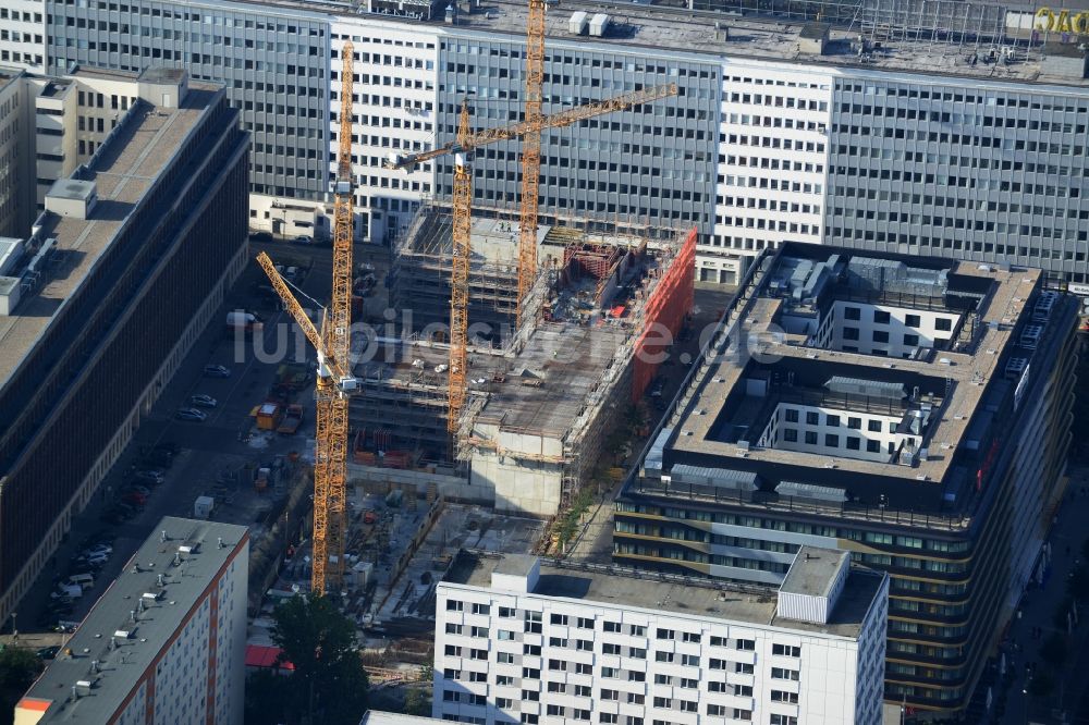 Berlin Mitte aus der Vogelperspektive: Baustelle zum Neubau des Wohnquartier am Alexanderplatz in Berlin