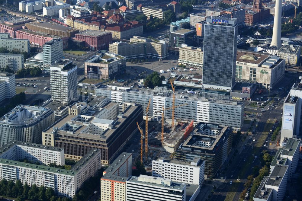 Luftbild Berlin Mitte - Baustelle zum Neubau des Wohnquartier am Alexanderplatz in Berlin