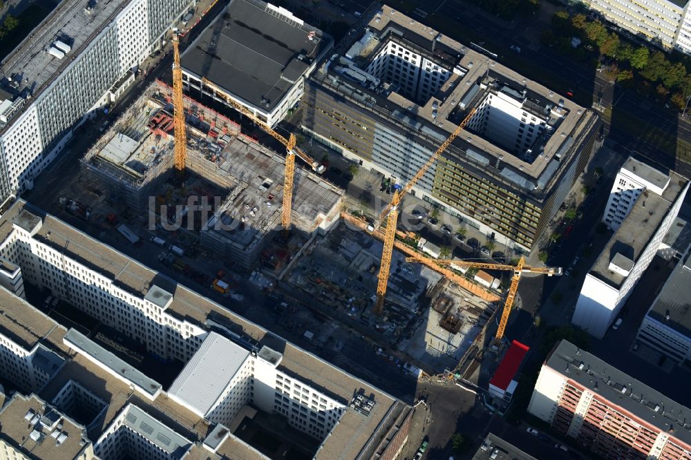 Berlin Mitte aus der Vogelperspektive: Baustelle zum Neubau des Wohnquartier am Alexanderplatz in Berlin