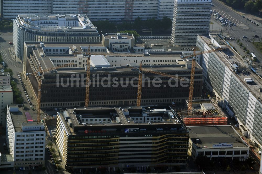 Luftbild Berlin Mitte - Baustelle zum Neubau des Wohnquartier am Alexanderplatz in Berlin