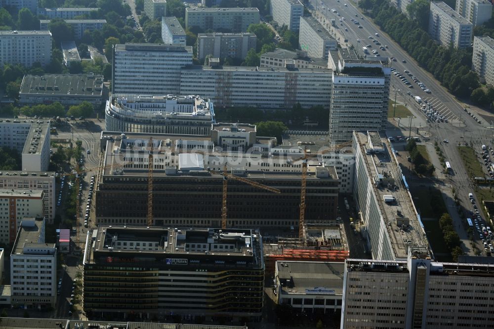 Luftaufnahme Berlin Mitte - Baustelle zum Neubau des Wohnquartier am Alexanderplatz in Berlin