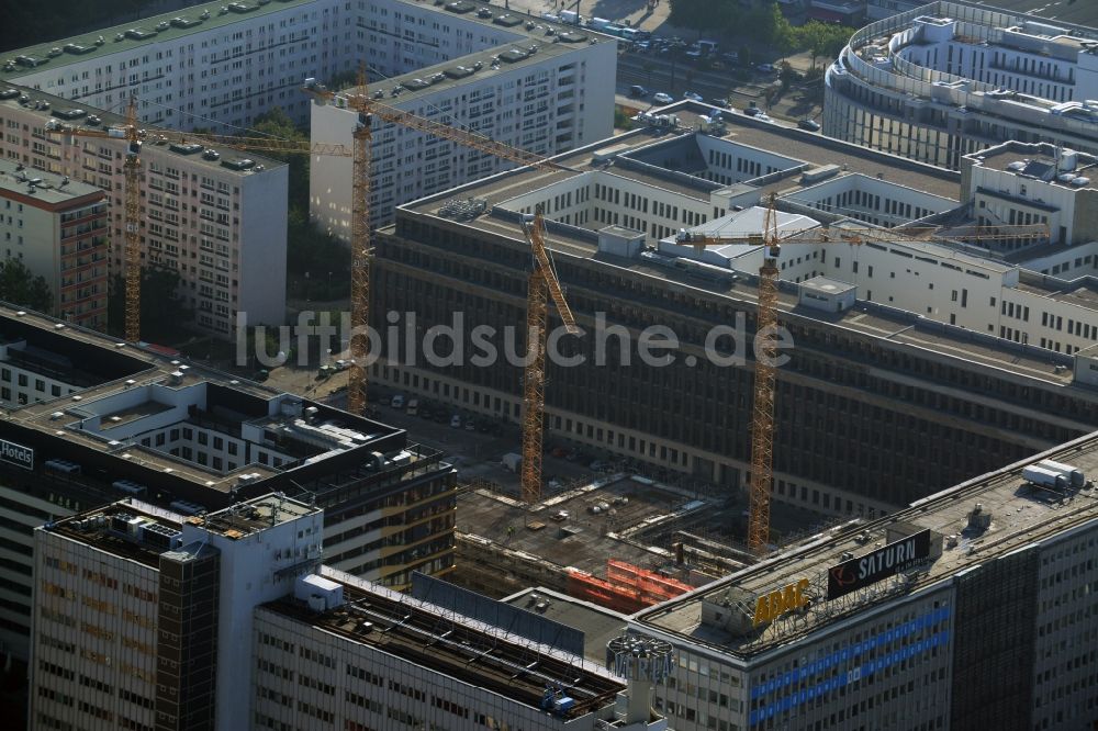 Berlin Mitte aus der Vogelperspektive: Baustelle zum Neubau des Wohnquartier am Alexanderplatz in Berlin