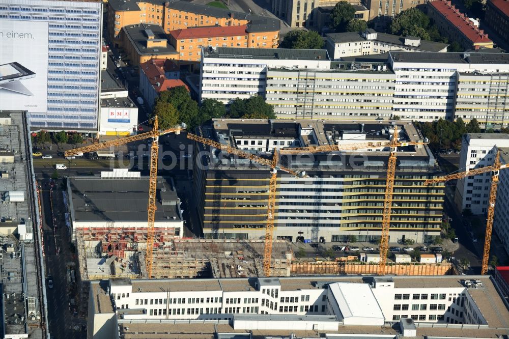 Berlin Mitte aus der Vogelperspektive: Baustelle zum Neubau des Wohnquartier am Alexanderplatz in Berlin