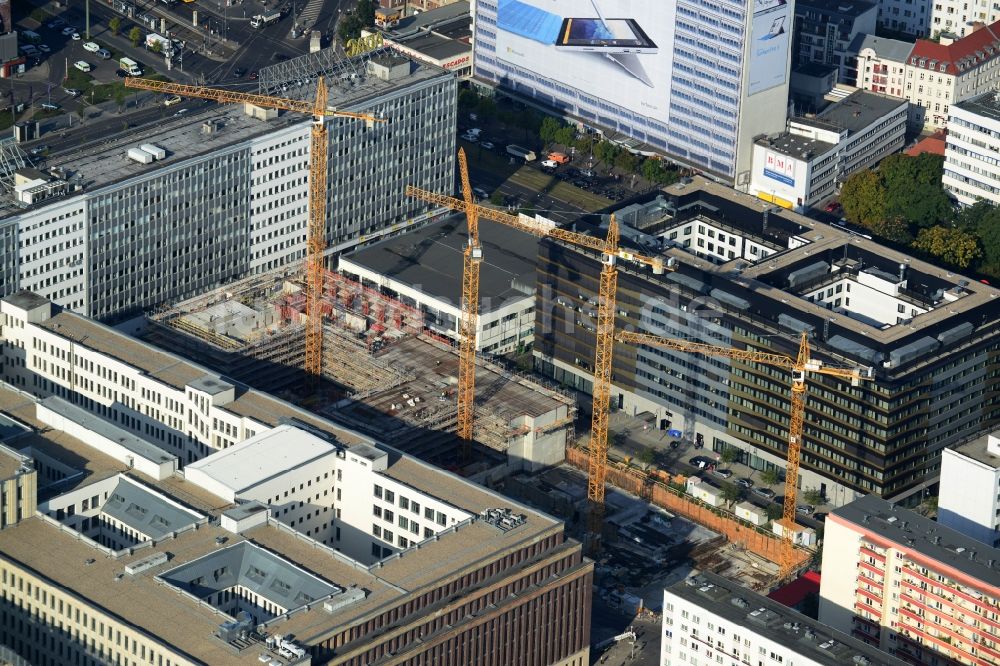 Berlin Mitte aus der Vogelperspektive: Baustelle zum Neubau des Wohnquartier am Alexanderplatz in Berlin