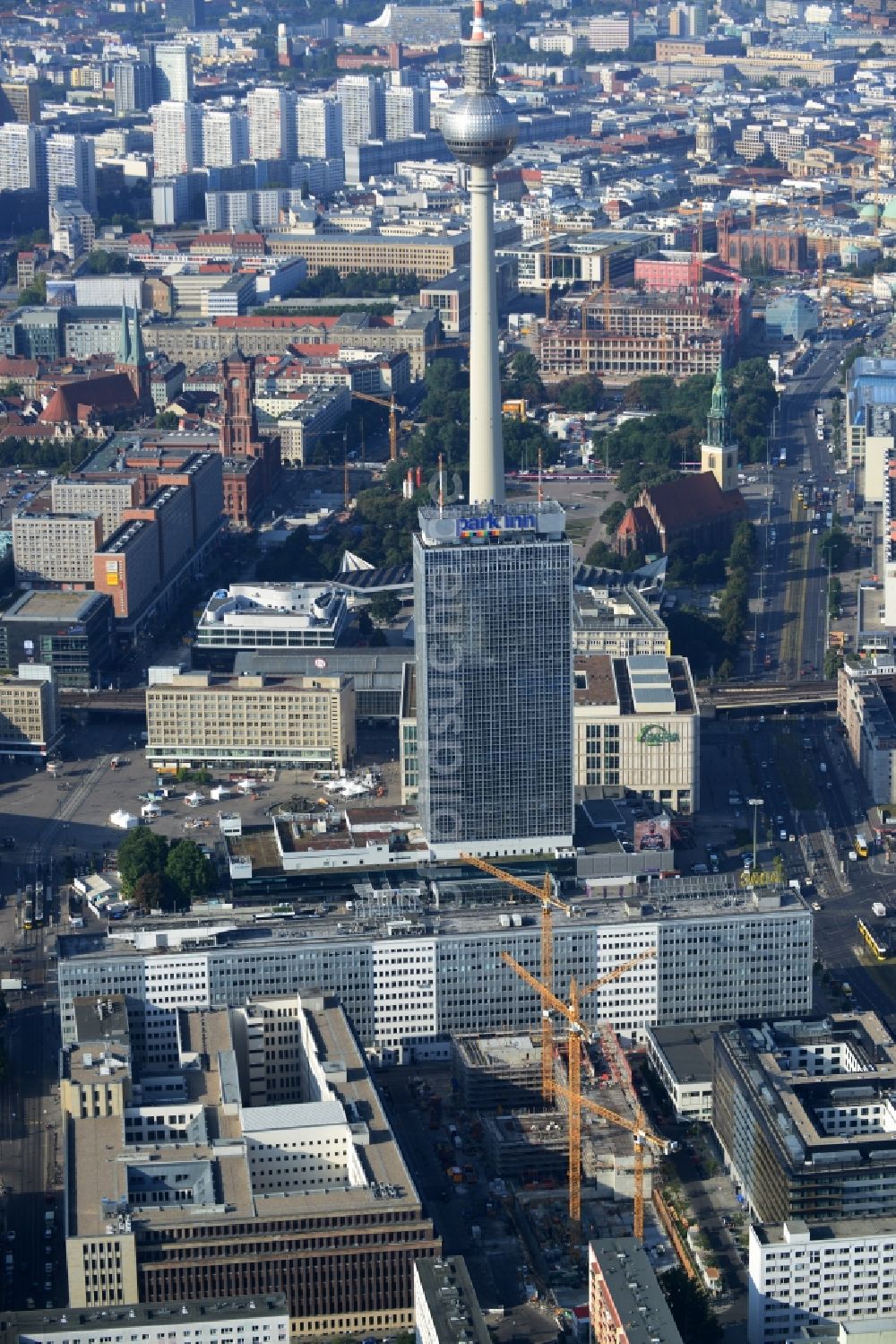 Berlin Mitte von oben - Baustelle zum Neubau des Wohnquartier am Alexanderplatz in Berlin