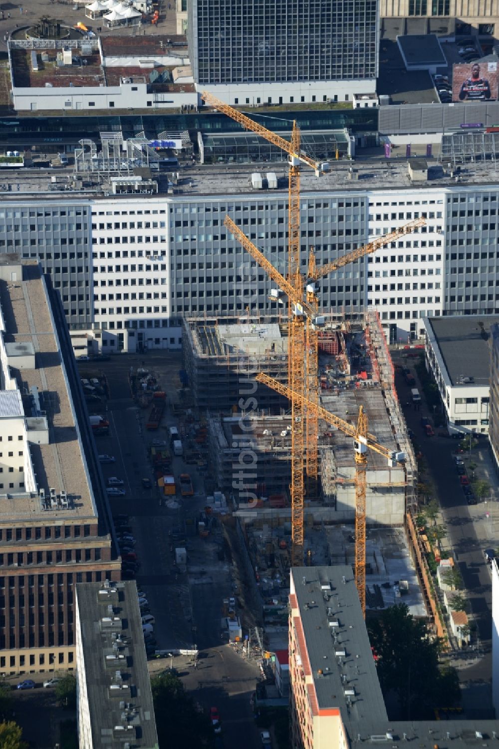 Berlin Mitte aus der Vogelperspektive: Baustelle zum Neubau des Wohnquartier am Alexanderplatz in Berlin