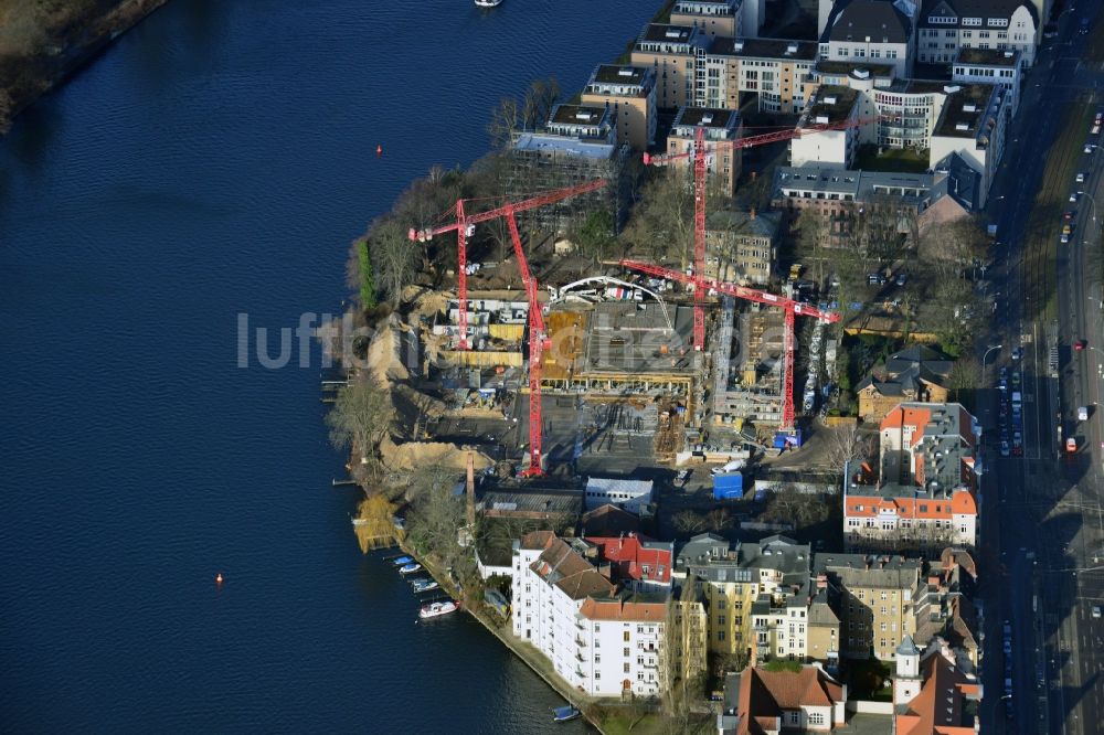 Berlin Köpenick von oben - Baustelle zum Neubau des WOHNQUARTIER UFERKRONE am Ufer der Spree an der Lindenstraße in Berlin Köpenick