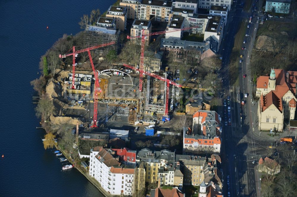 Berlin Köpenick aus der Vogelperspektive: Baustelle zum Neubau des WOHNQUARTIER UFERKRONE am Ufer der Spree an der Lindenstraße in Berlin Köpenick