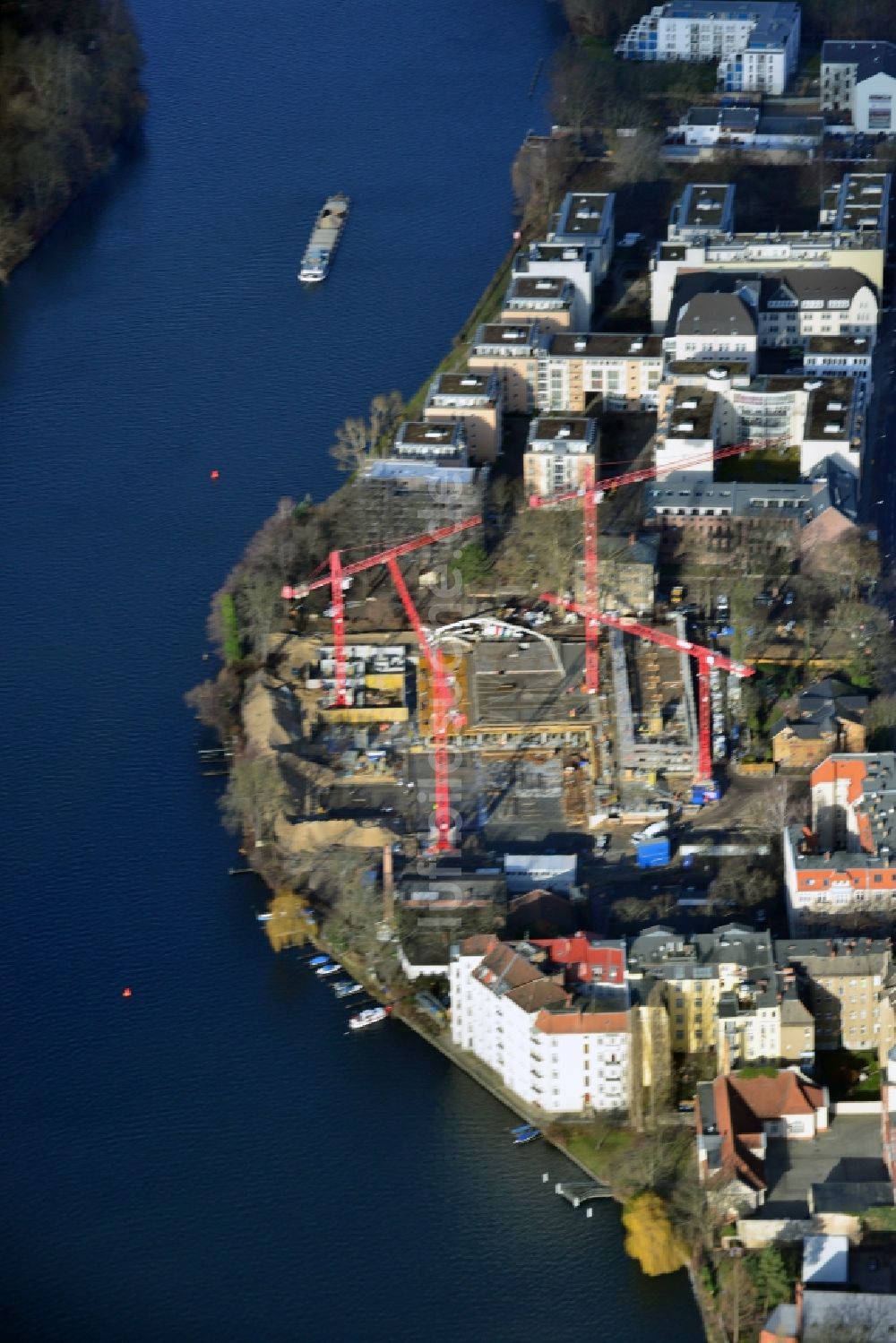 Luftbild Berlin Köpenick - Baustelle zum Neubau des WOHNQUARTIER UFERKRONE am Ufer der Spree an der Lindenstraße in Berlin Köpenick