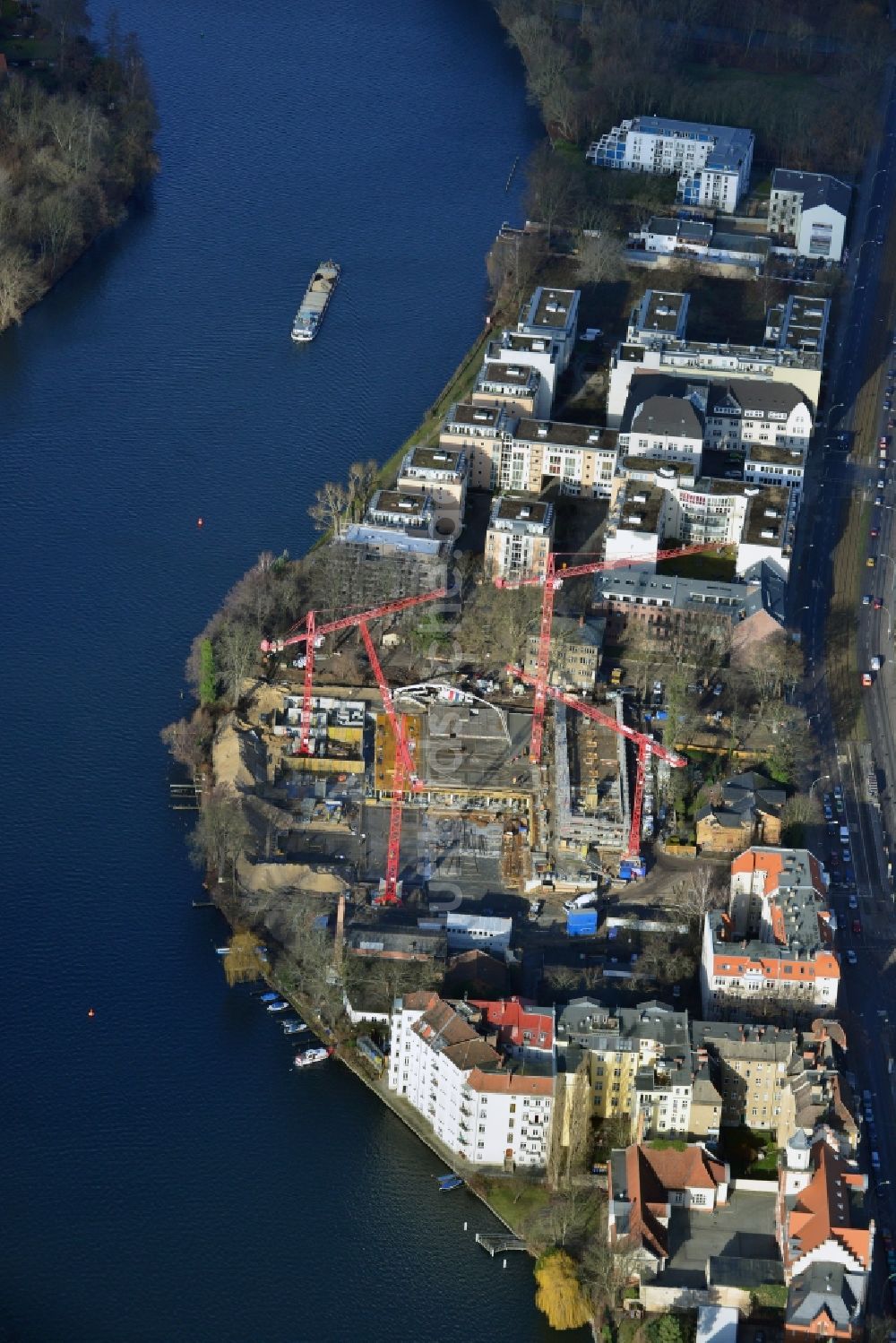 Luftaufnahme Berlin Köpenick - Baustelle zum Neubau des WOHNQUARTIER UFERKRONE am Ufer der Spree an der Lindenstraße in Berlin Köpenick