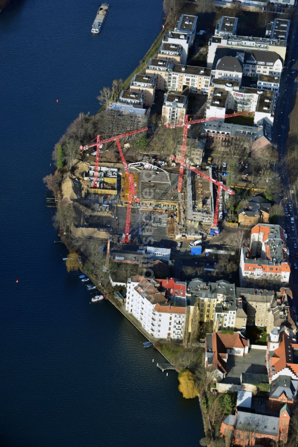 Berlin Köpenick von oben - Baustelle zum Neubau des WOHNQUARTIER UFERKRONE am Ufer der Spree an der Lindenstraße in Berlin Köpenick