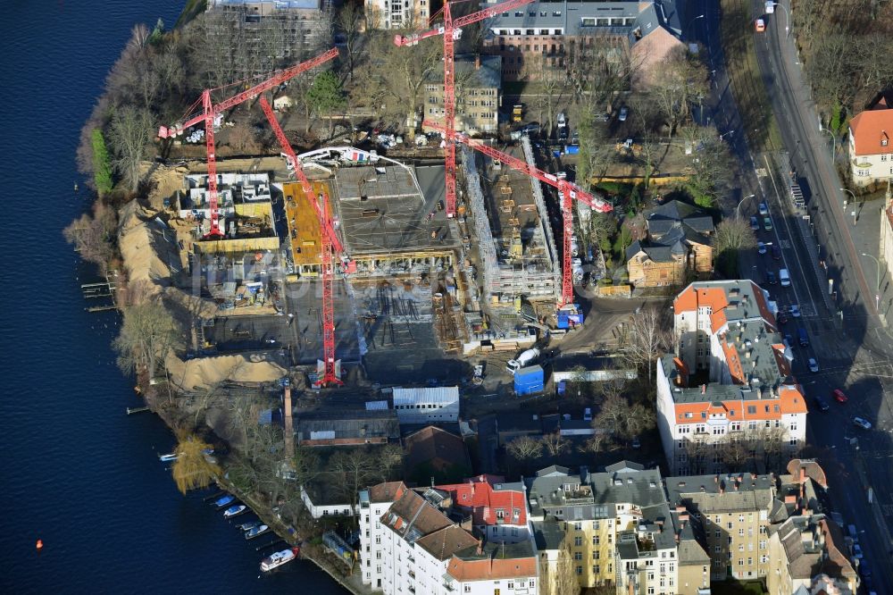 Berlin Köpenick aus der Vogelperspektive: Baustelle zum Neubau des WOHNQUARTIER UFERKRONE am Ufer der Spree an der Lindenstraße in Berlin Köpenick