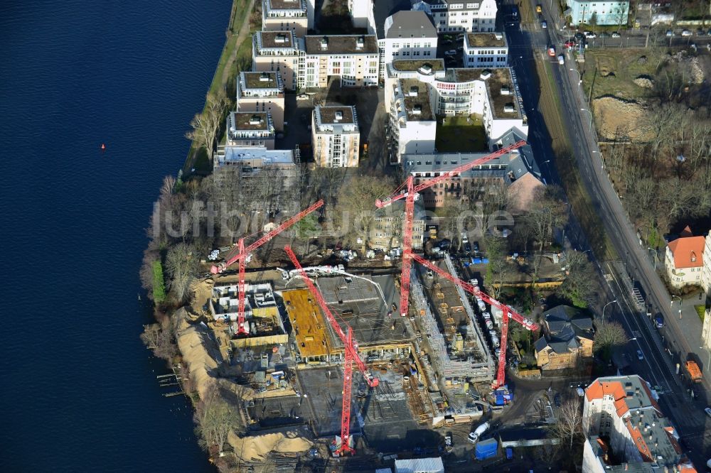 Luftaufnahme Berlin Köpenick - Baustelle zum Neubau des WOHNQUARTIER UFERKRONE am Ufer der Spree an der Lindenstraße in Berlin Köpenick