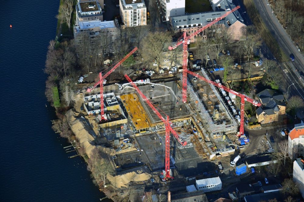 Berlin Köpenick von oben - Baustelle zum Neubau des WOHNQUARTIER UFERKRONE am Ufer der Spree an der Lindenstraße in Berlin Köpenick