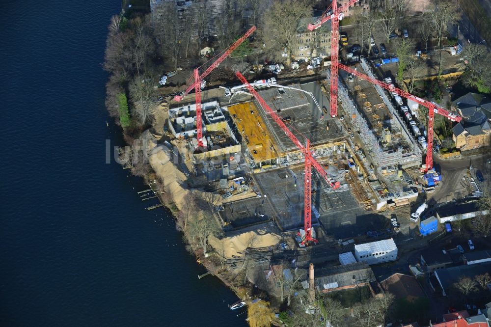 Berlin Köpenick aus der Vogelperspektive: Baustelle zum Neubau des WOHNQUARTIER UFERKRONE am Ufer der Spree an der Lindenstraße in Berlin Köpenick