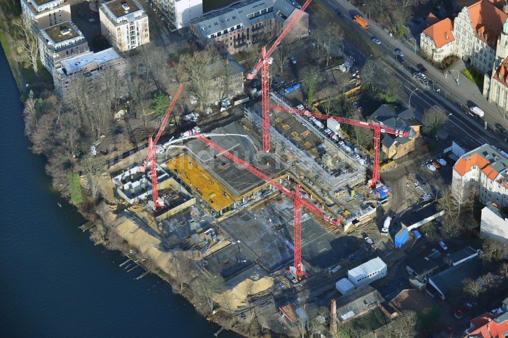 Luftbild Berlin Köpenick - Baustelle zum Neubau des WOHNQUARTIER UFERKRONE am Ufer der Spree an der Lindenstraße in Berlin Köpenick