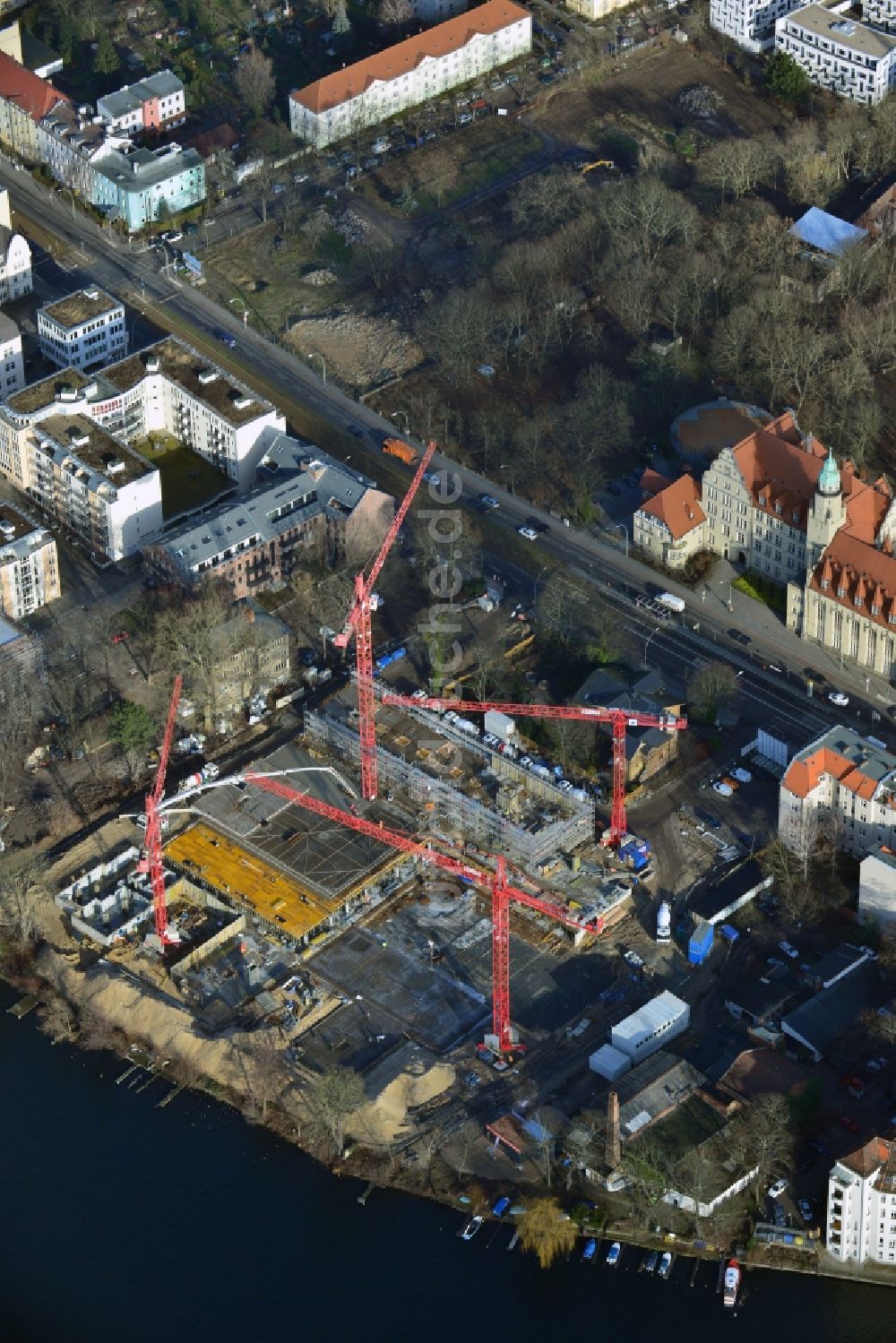 Luftaufnahme Berlin Köpenick - Baustelle zum Neubau des WOHNQUARTIER UFERKRONE am Ufer der Spree an der Lindenstraße in Berlin Köpenick