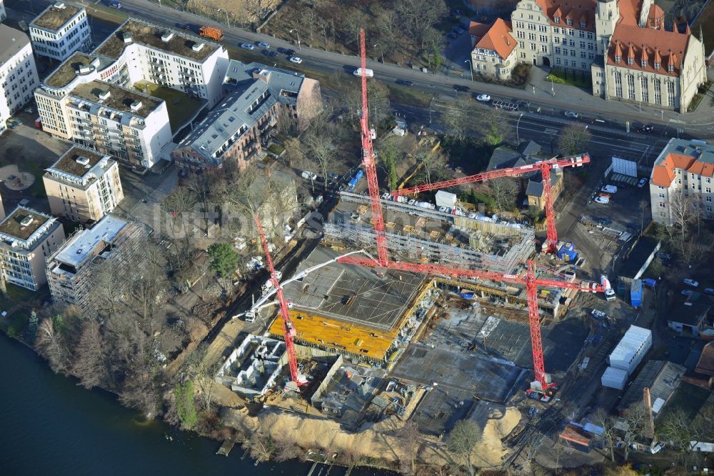 Berlin Köpenick von oben - Baustelle zum Neubau des WOHNQUARTIER UFERKRONE am Ufer der Spree an der Lindenstraße in Berlin Köpenick