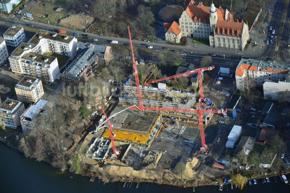 Berlin Köpenick aus der Vogelperspektive: Baustelle zum Neubau des WOHNQUARTIER UFERKRONE am Ufer der Spree an der Lindenstraße in Berlin Köpenick