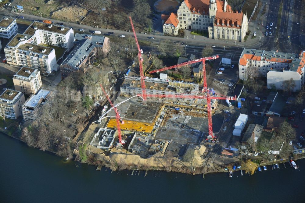 Luftbild Berlin Köpenick - Baustelle zum Neubau des WOHNQUARTIER UFERKRONE am Ufer der Spree an der Lindenstraße in Berlin Köpenick