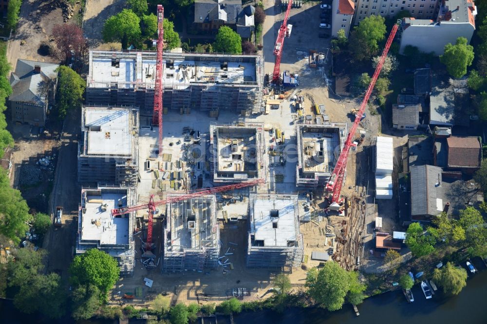 Berlin aus der Vogelperspektive: Baustelle zum Neubau des WOHNQUARTIER UFERKRONE am Ufer der Spree an der Lindenstraße in Berlin Köpenick