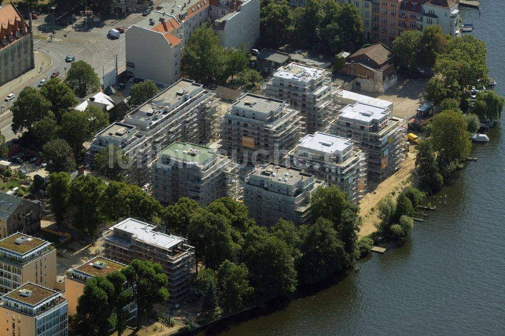 Berlin von oben - Baustelle zum Neubau des WOHNQUARTIER UFERKRONE am Ufer der Spree an der Lindenstraße in Berlin Köpenick