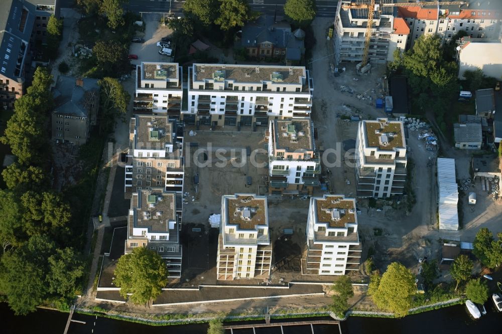 Berlin von oben - Baustelle zum Neubau des WOHNQUARTIER UFERKRONE am Ufer der Spree an der Lindenstraße in Berlin Köpenick